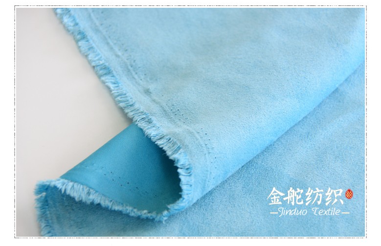 緞紋組織的緯向麂皮絨,緯紗起絨,經(jīng)紗為滌綸長絲而呈現(xiàn)出正面和背面顏色差別,背面會發(fā)亮也一點.就像色丁布一樣,故緯向麂皮絨也有叫色丁麂皮絨 緞紋組織的緯向麂皮絨,緯紗起絨,經(jīng)紗為滌綸長絲而呈現(xiàn)出正面和背面顏色差別,背面會發(fā)亮也一點.就像色丁布一樣,故緯向麂皮絨也有叫色丁麂皮絨