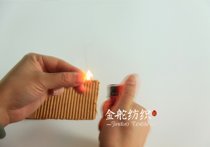 滌綸碰觸火焰，馬上熔融，并收縮，并冒黑煙！