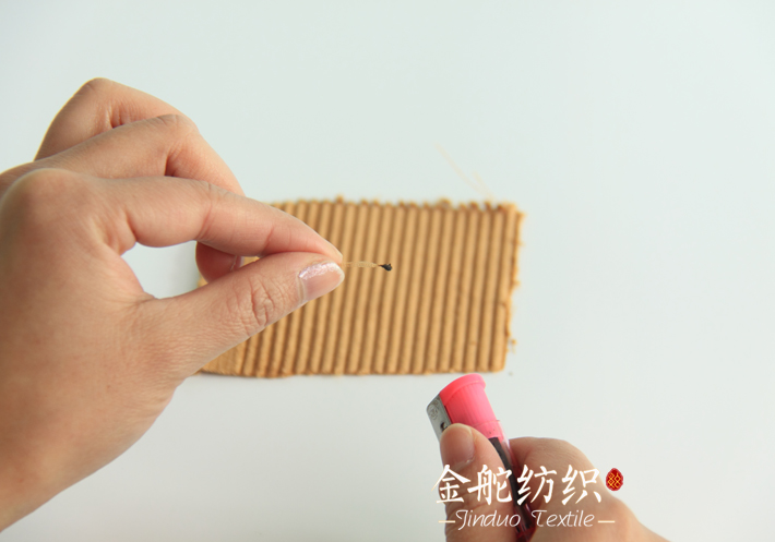 滌綸燃燒后灰燼形成黑色球狀！