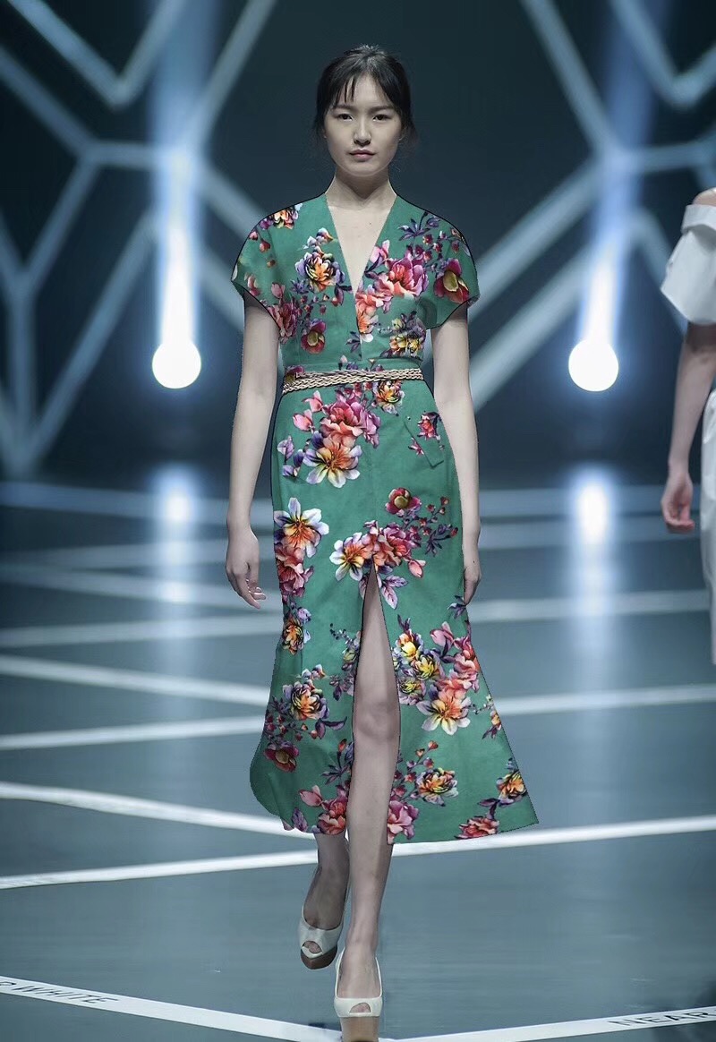 印花空氣層麂皮絨連衣裙-時(shí)尚秀場 印花空氣層麂皮絨連衣裙-時(shí)尚秀場