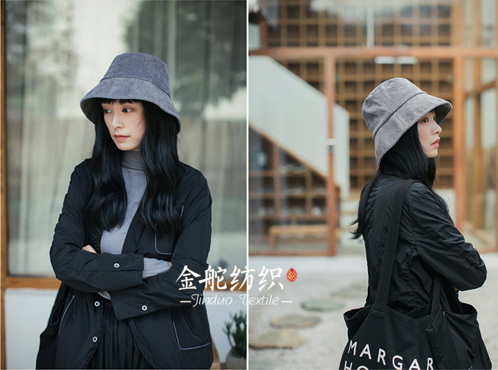 黑色外套長(zhǎng)裙，灰色高領(lǐng)羊絨衫，搭配灰色細(xì)條紋燈芯絨漁夫帽