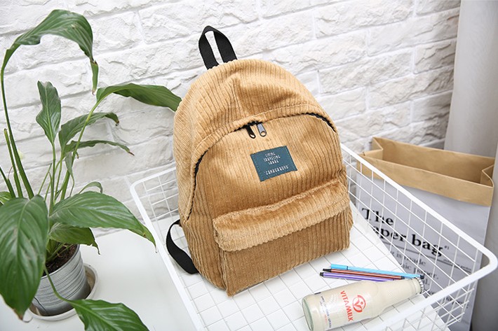 卡其色燈芯絨背包也很清新