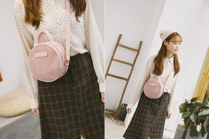 采用粉色8條燈芯絨面料做成的圓狀挎包！