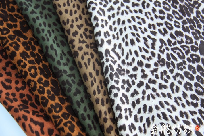 紅棕色，棕色，墨綠色，卡其色，米白色豹紋麂皮絨