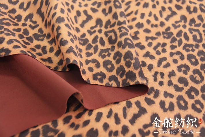 豹紋麂皮絨厚度展示及布料背面效果