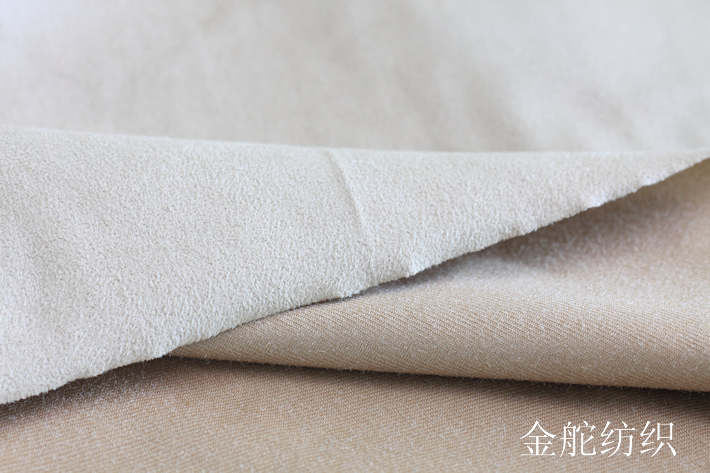 經(jīng)編麂皮絨絨面及背底細(xì)節(jié)圖 經(jīng)編麂皮絨絨面及背底細(xì)節(jié)圖