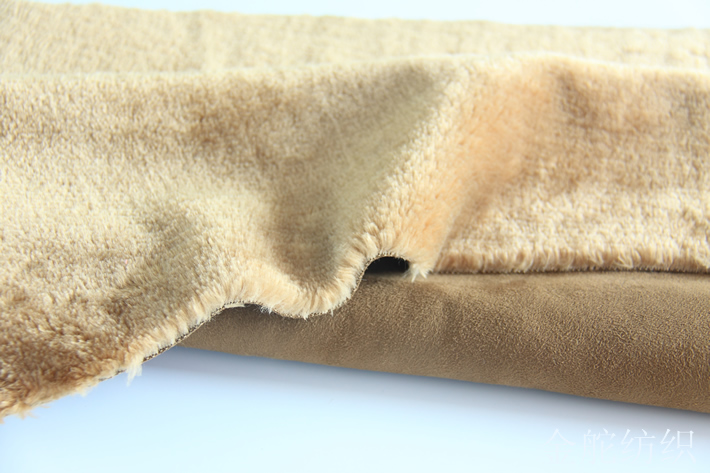 麂皮絨復(fù)合羊剪絨，絨毛手感柔軟，厚實