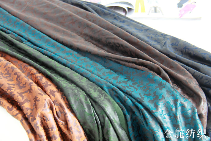 緯編麂皮絨燙金面料皮感強(qiáng)，手感柔軟，舒適