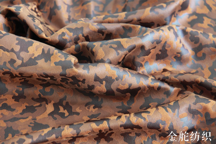 迷彩花型與麂皮絨絨毛相間，自成風(fēng)格。