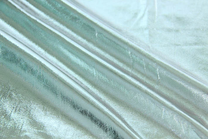 滿版燙銀，表面自然皺紋效果。