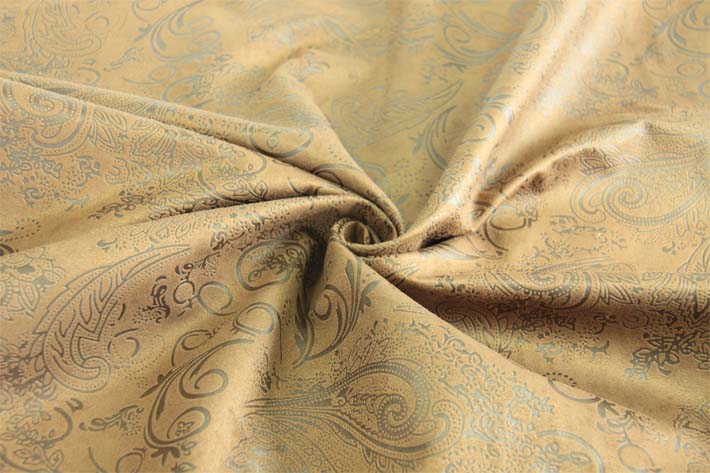 經(jīng)向麂皮絨壓花，面料厚實，鳳尾花型