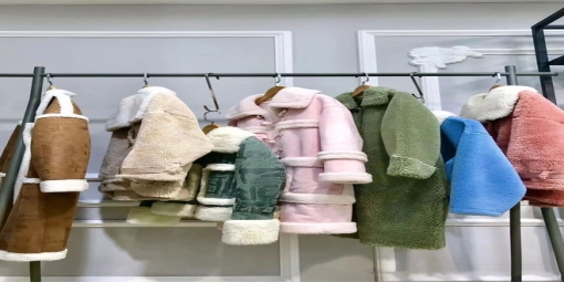 麂皮絨復合顆粒絨大衣-時尚街拍